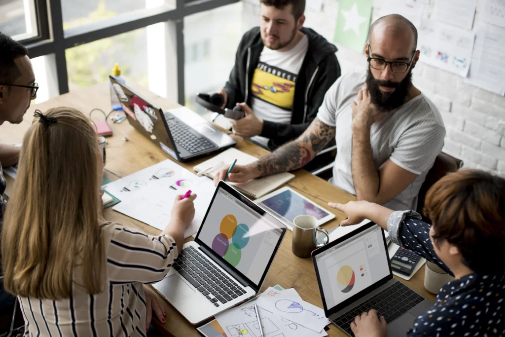 Interior de una sala de estar con muebles minimalistas y luz natural.